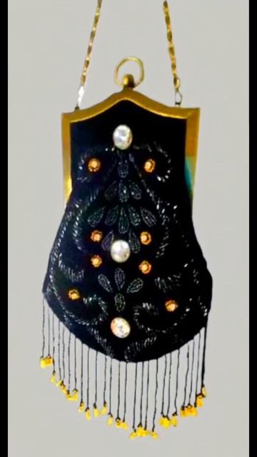 2462.mp4 Сумочка театральная с бисером и подвесками.