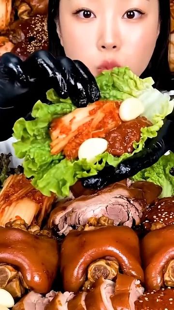 🥬 Giant Chewy Pork Trotter and Kimchi Lettuce Wrap! #PorkLover #KFood #Ssam #TenderMeat #Mukbang