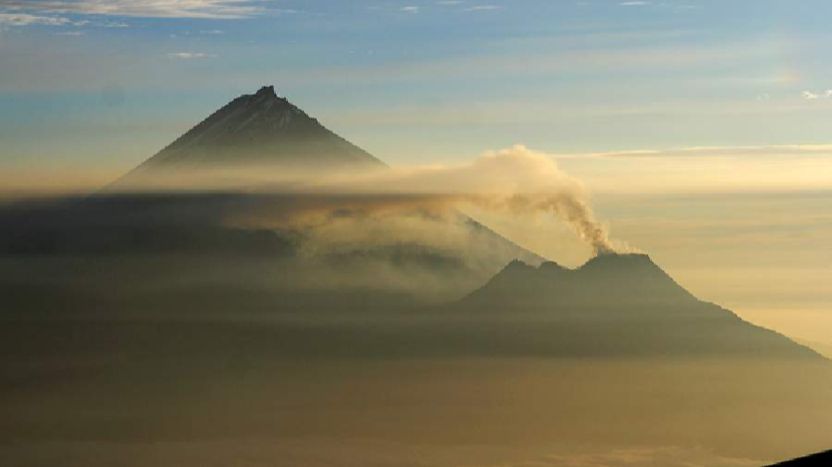 Вулкан Безымянный на Камчатке выбросил столб пепла высотой до 5,5 км