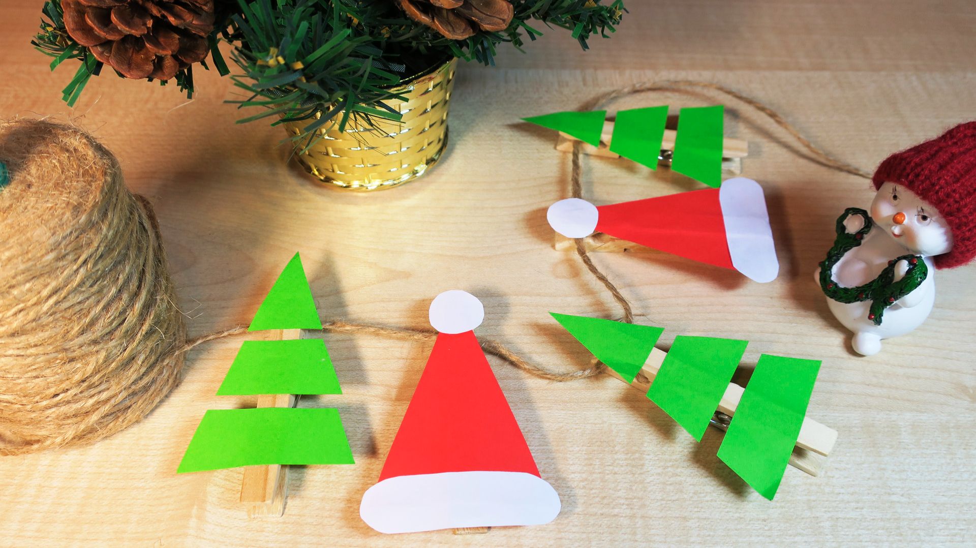 Как сделать гирлянду из бумаги и прищепок. Гирлянда из бумаги на новый год. Новогодняя поделка