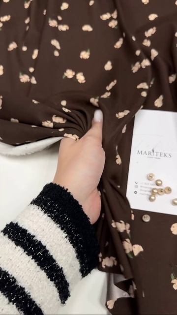 Изящный шёлк с цветочным принтом