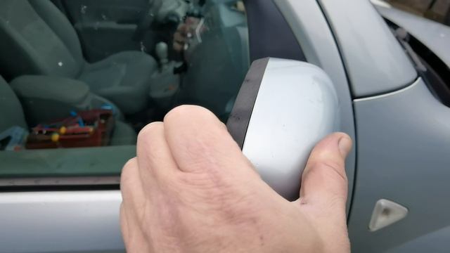 Рено Канго 2. Снятие декоративной защиты зеркала при замене датчика температуры окружающей среды.