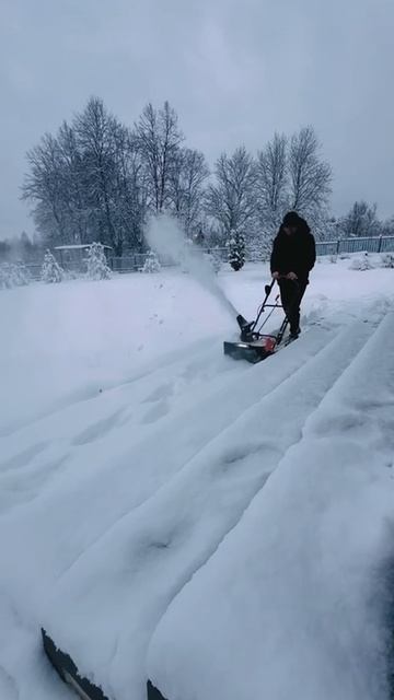 ❄️🌨️Снег выпал — зарядите аккумулятор и вперед! А вы как расчищаете?