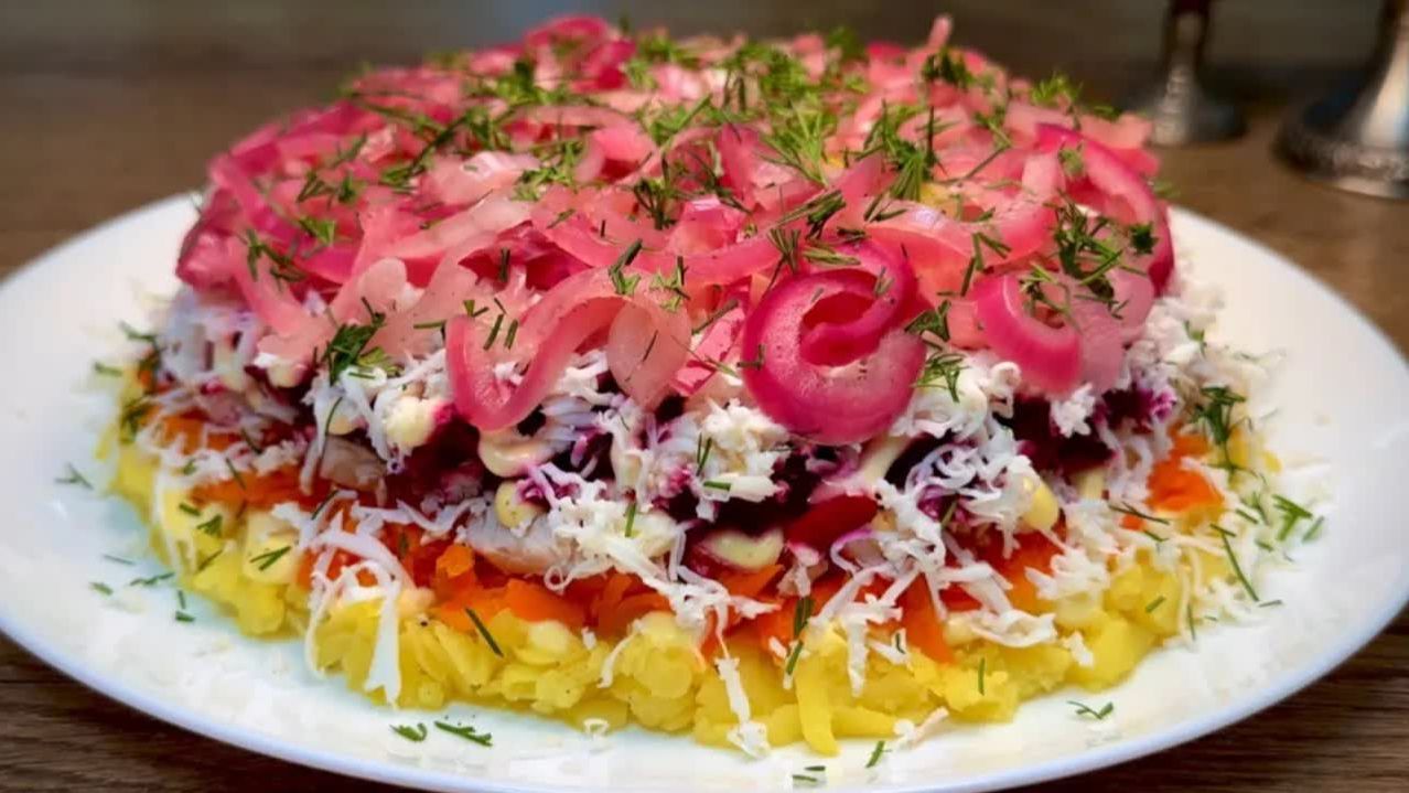 Невероятно вкусный салат с куриной грудкой и маринованным луком! Полезно и просто!