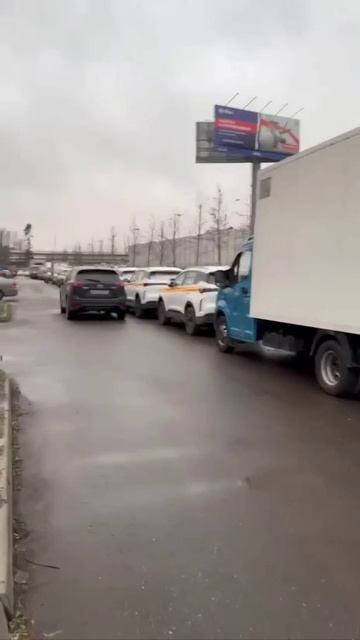 🚕Парковка у ЖК «Филатов луг» превратилась в таксопарк — жителям негде парковаться🚕