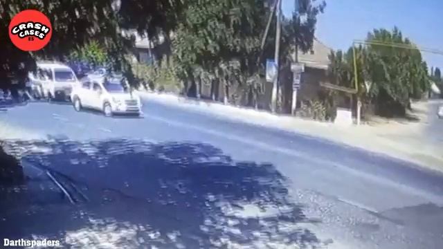 199 шокирующих моментов автокатастроф 2025 года: неосторожность за рулем запечатлена на камеру