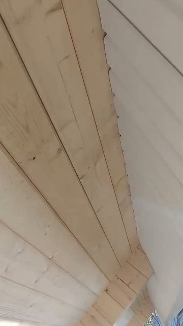 Идет установка кровли в доме из клееного бруса, в Архипо-осиповке