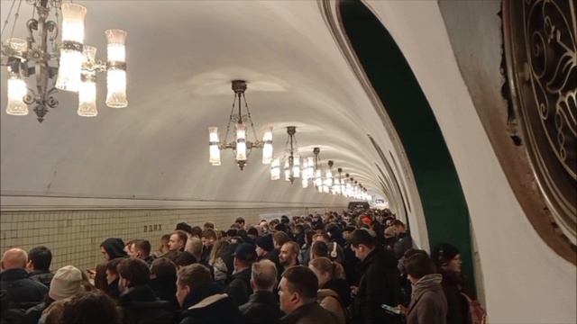 В настоящее время в Москве на станции метро ВДНХ(Калужско-Рижская линия) сбой в движении поездов