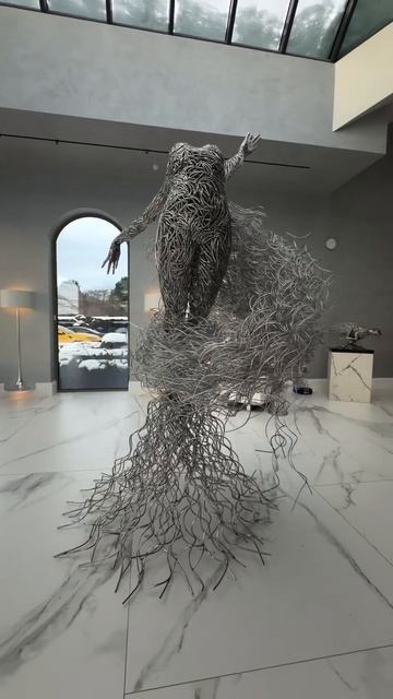 Скульптура девушки из металла