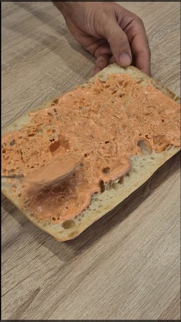 Натрите колбасу и добавьте соус! Так вкусно, что готовлю каждый день!