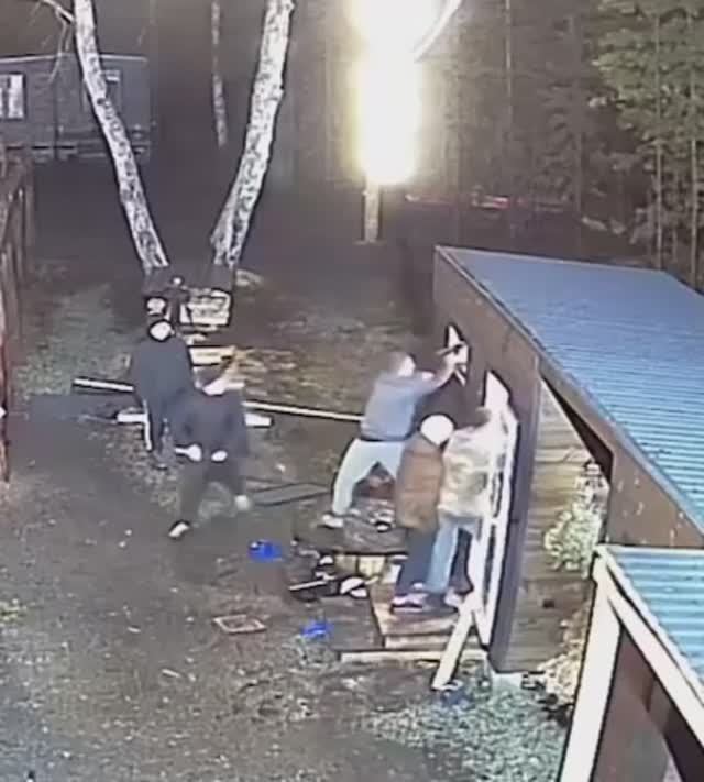 В Юргамыше пятеро мужчин разгромили глэмпинг и напали на домик охранника