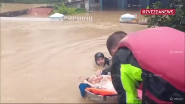 Российские туристы помогали спасать местгых жителей во время наводнения во Вьетнаме.