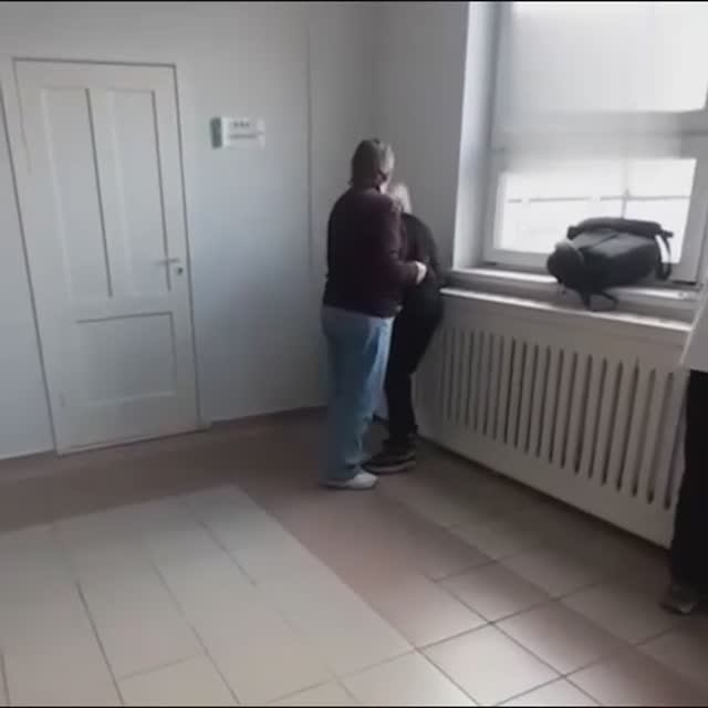 В красноярской школе учительница оттаскала ученика за отказ переобуться
