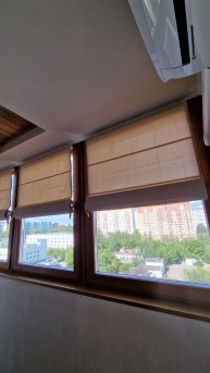 Римские шторы на каждую створку отдельно. Ткань Шале темно-бежевый.