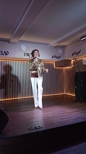 Волны на берег катились, закат красотою манил