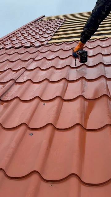 📞📞 Возвращаем старую металлочерепицу на место. Небольшой ролик с объекта по реконструкции кровли.