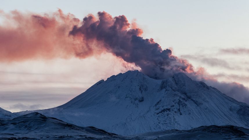 Вулкан Безымянный на Камчатке выбросил пепел на высоту 5,5 километра
