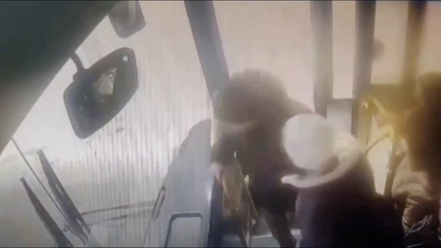 В Новокузнецке водитель автобуса спасла пятилетнего ребёнка, который заблудился в снежной буре.