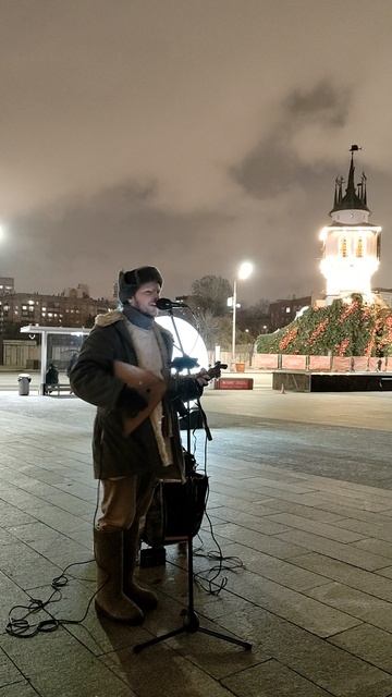 Классный балалаечник 😁Часто вижу на Краснопресненской. Никитон Егоров.