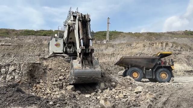 Машины в действии!! Liebherr 9350 против Hitachi Ex 2600 Загружают оборудование на самосвал ~