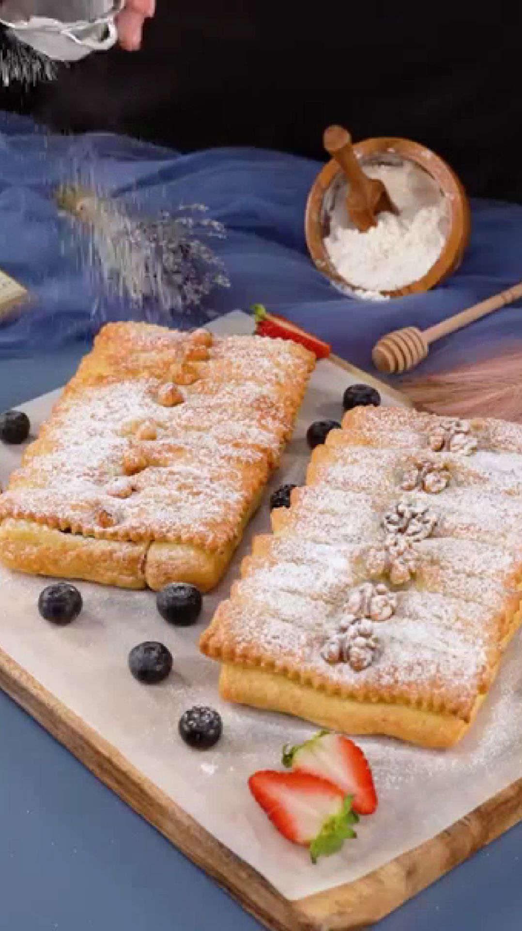 Любимый семейный рецепт! Десерт из слоёного теста всего за 10 минут.