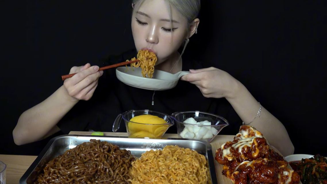 🔥🍲 Мукбанг и Mukbang : КОРЕЙСКАЯ КОМБО-МЕЧТА! 🍗 Курица + 3 вида лапши + кимчи