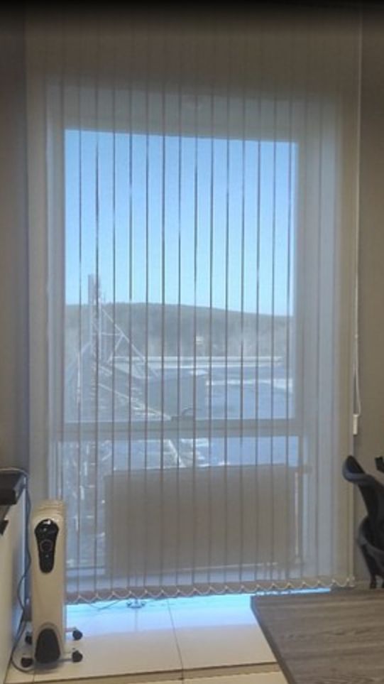 Оригинальные вертикальные жалюзи Скрин черно-белого цвета для офисного помещения. Стильный декор..