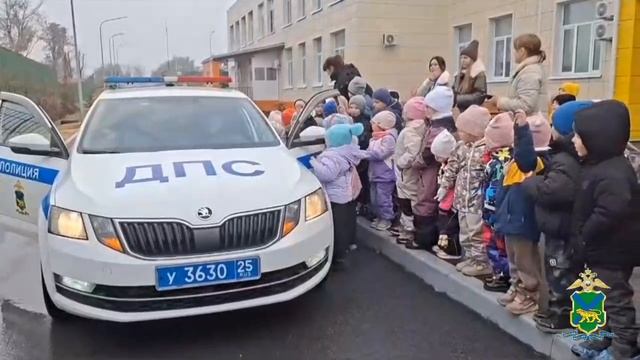 В Артеме Приморского края Госавтоинспекторы напомнили воспитанникам детского сада о соблюдении