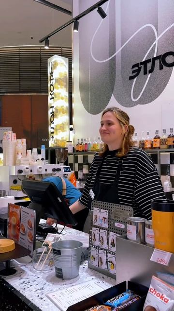 Что у Дарины под плащом?