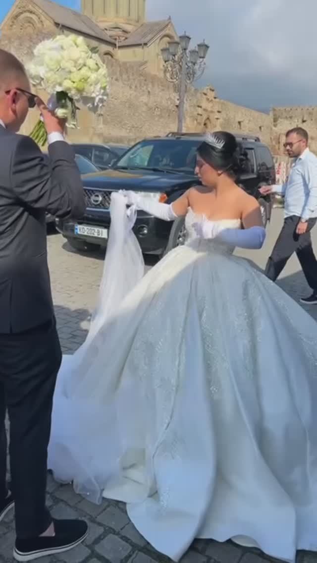 Ах, эти свадьбы, свадьбы, свадьбы пели и плясали… И сопровождали наши путешествия!🥂