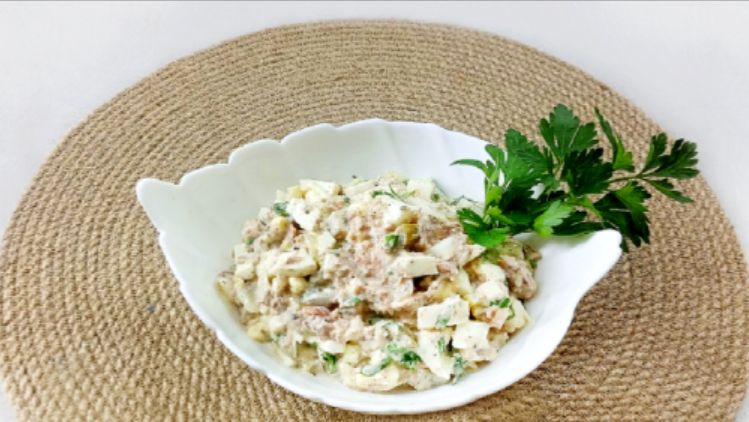 Вкусный салат из консервированной САЙРЫ! Праздничная ЗАКУСКА!