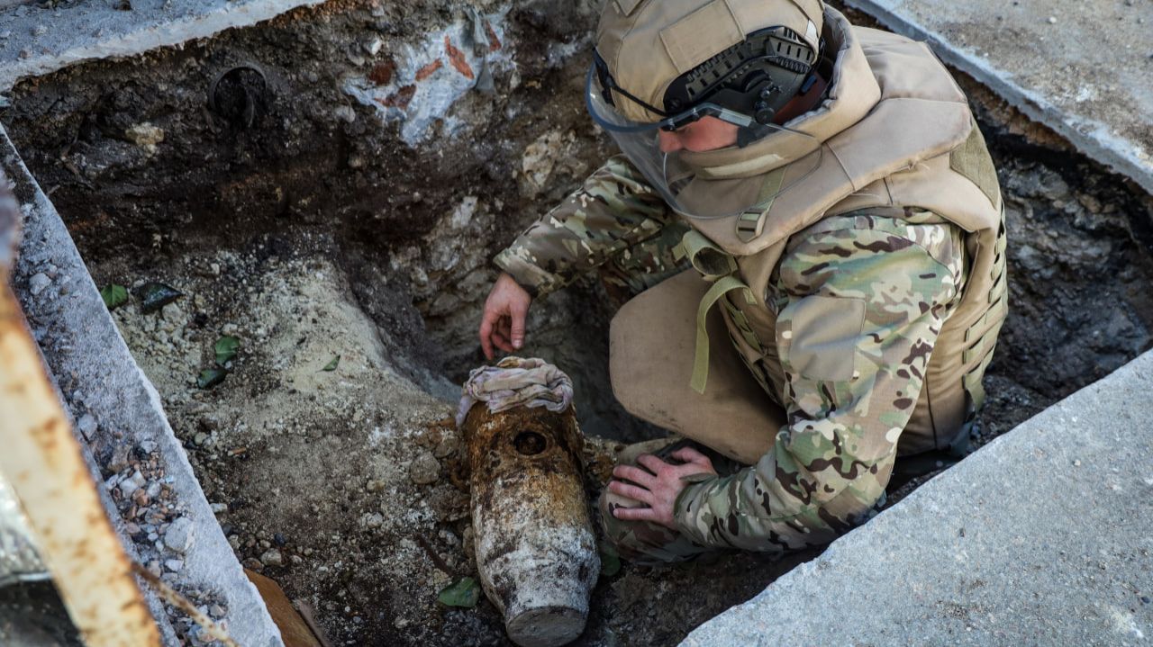 Взрыватель силы МЧС России уничтожили на месте, бомбу вывезли на полигон