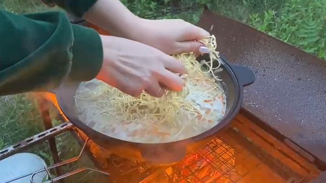 Лапша с курицей на костре - в ожидании дета на даче