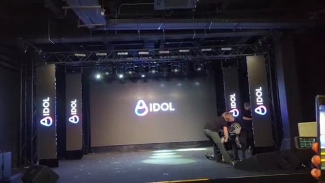Робот Idol на презентации упал - 2025 год