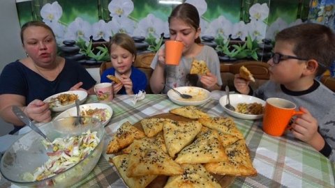 мукбанг самса домашняя, салат и каша с подливой