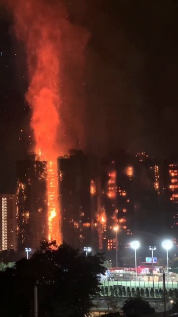 Жуткий пожар в Гонконге - сгорели высотки, погибли люди... #гонконг #китай #пожар #высотки