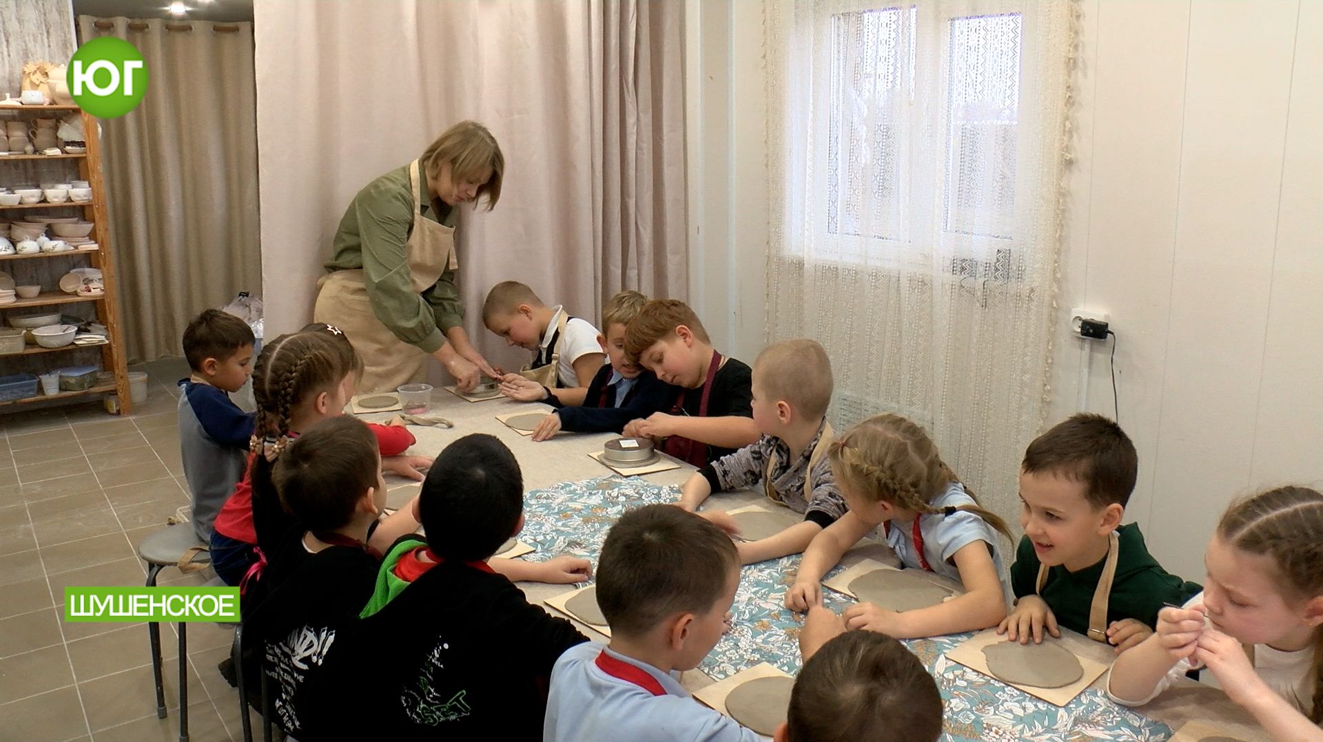 Один из любимых праздников - «День матери» в России! Шушенские первоклашки готовят подарки