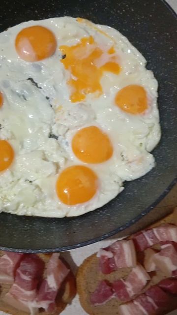Завтрак в селе ,яичница,сало с чёрным хлебушком