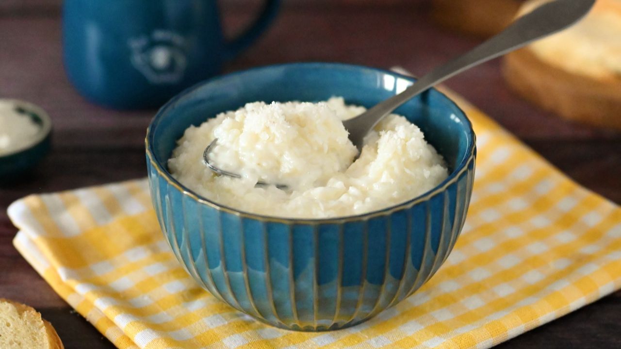 Нежность в каждой ложке: рисовая каша с кокосовой стружкой на молоке