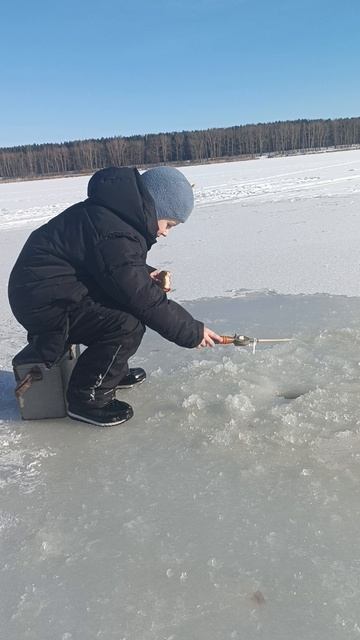1я зимняя рыбалка Клима👍