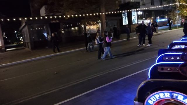 Анапа. Вечерний ноябрьский движ на улице Горького. 29 ноября 2025.