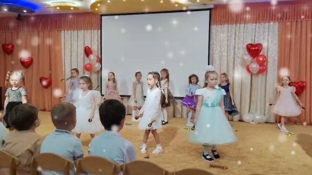 Подготовительная группа «Солнышко»  праздничное мероприятие, посвящённое Дню матери.