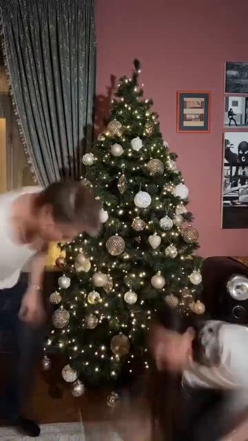 Алексей Воробьев с женой наряжают Ёлку