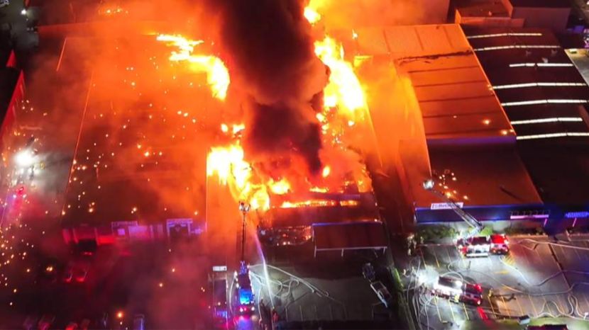 Двое пожарных пострадали в результате возгорания на заводе в Сиднее