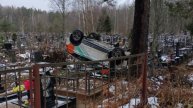 В Ленобласти автомобиль каршеринга вылетел с дороги и упал на крышу прямо на кладбище