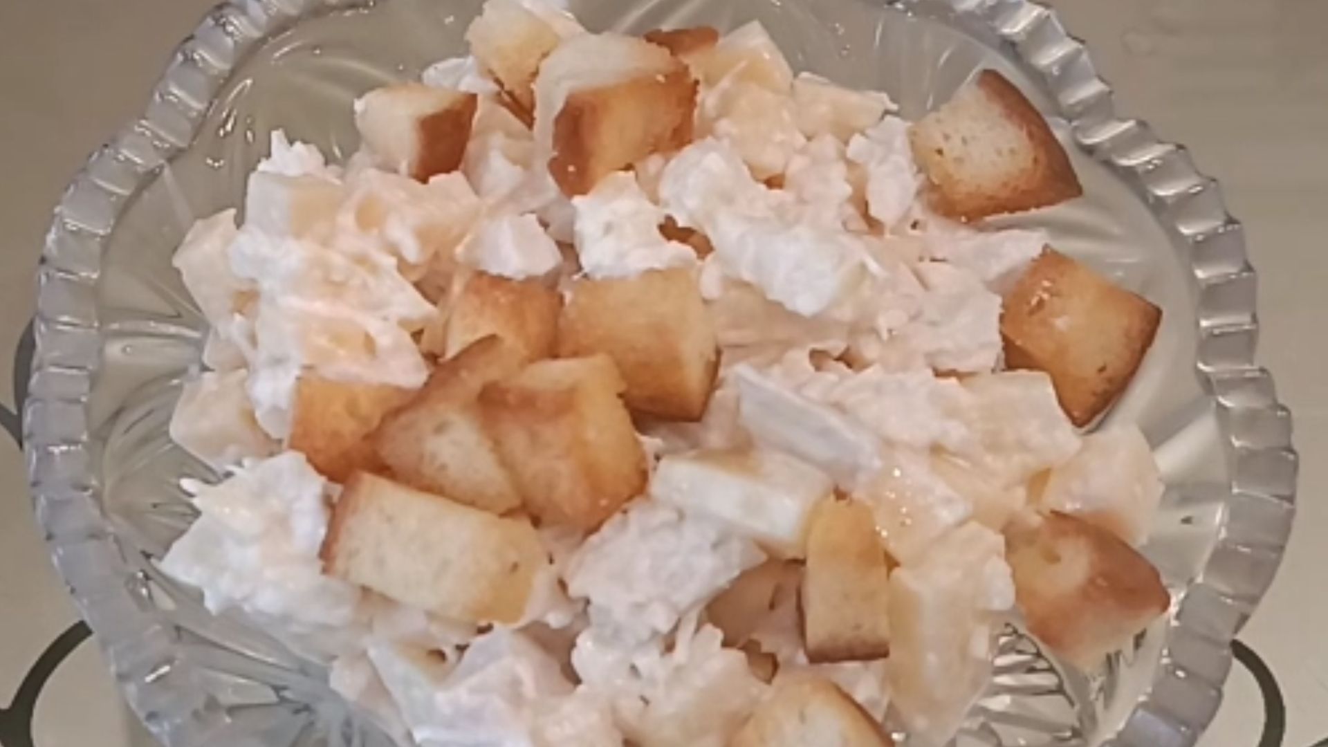 Салат из отварной куриной грудки с ананасами