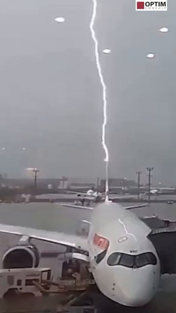 Молния жахнула в самолёт в аэропорту! Shorts шортс #молния #самолет #чп #шок #опасно