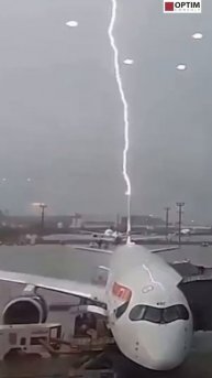 Молния жахнула в самолёт в аэропорту! Shorts шортс #молния #самолет #чп #шок #опасно