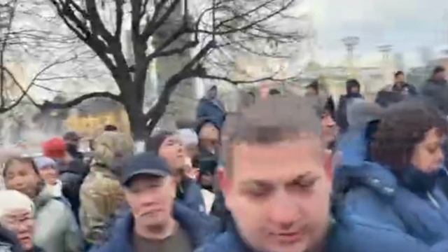 Огромная очередь собралась перед избирательным участком на ВДНХ в павильоне «Киргизия»...