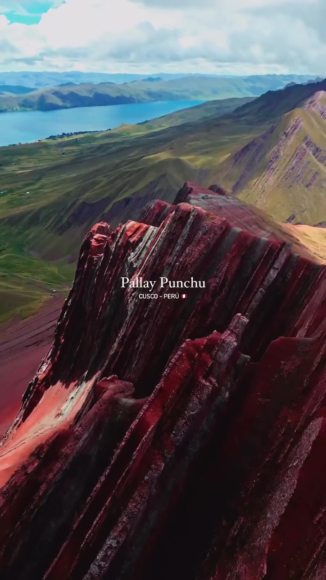 В удивительных горах, расположенных недалеко от города Куско в Перу, можно увидеть потрясающую кр...